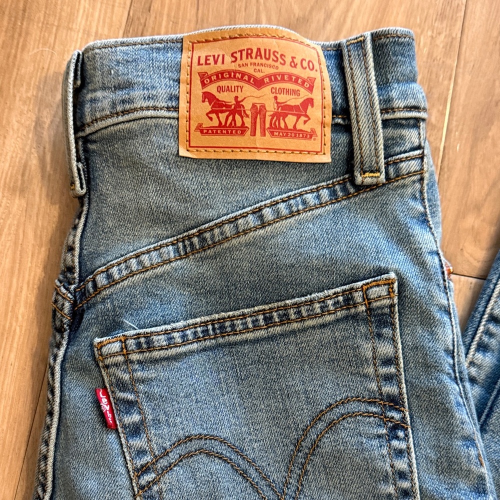 Levi's Women’s  Ribcage Straight Jeans - Picture 3 of 10